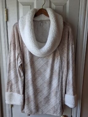 Cato Sherpa Trim Lightweight Flowy Stretch Women’s Top